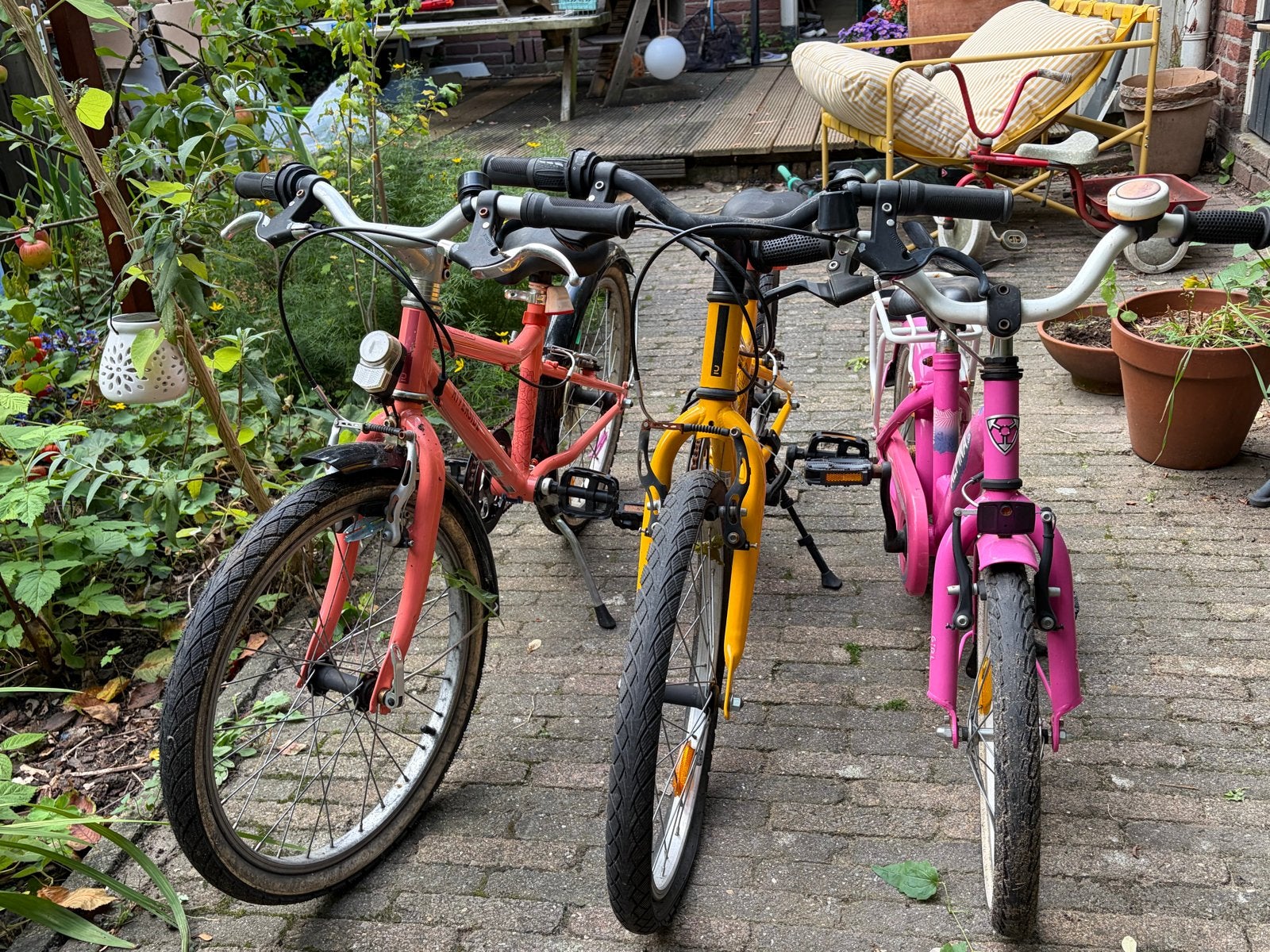 Drie kinderfietsen: roze, geel en rood, Ophalen, Gebruikt, Zijwieltjes