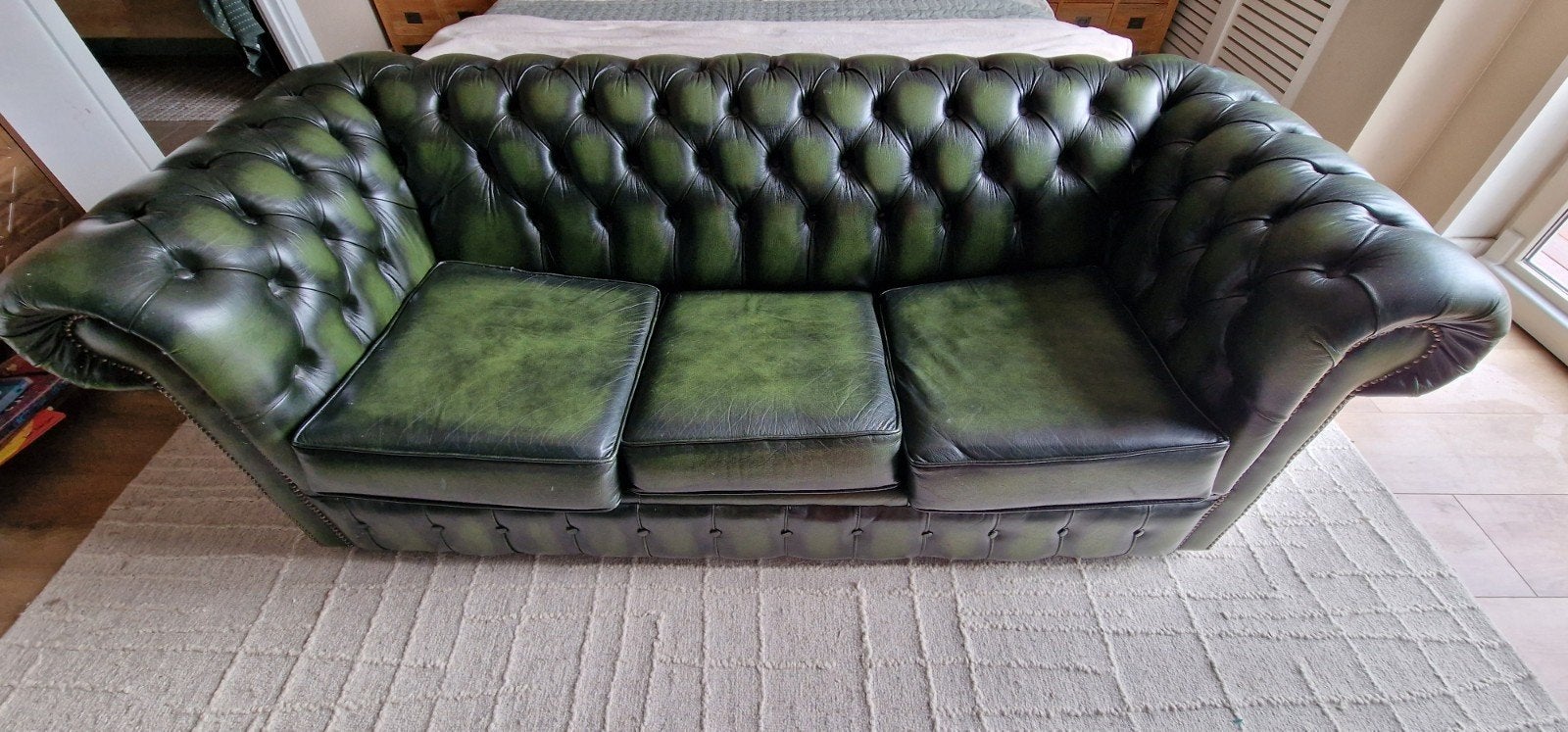Luxe 4-zits Chesterfield slaapbank, 100% buffelleer,  groen, Ophalen, Gebruikt, 200 tot 250 cm, Leer