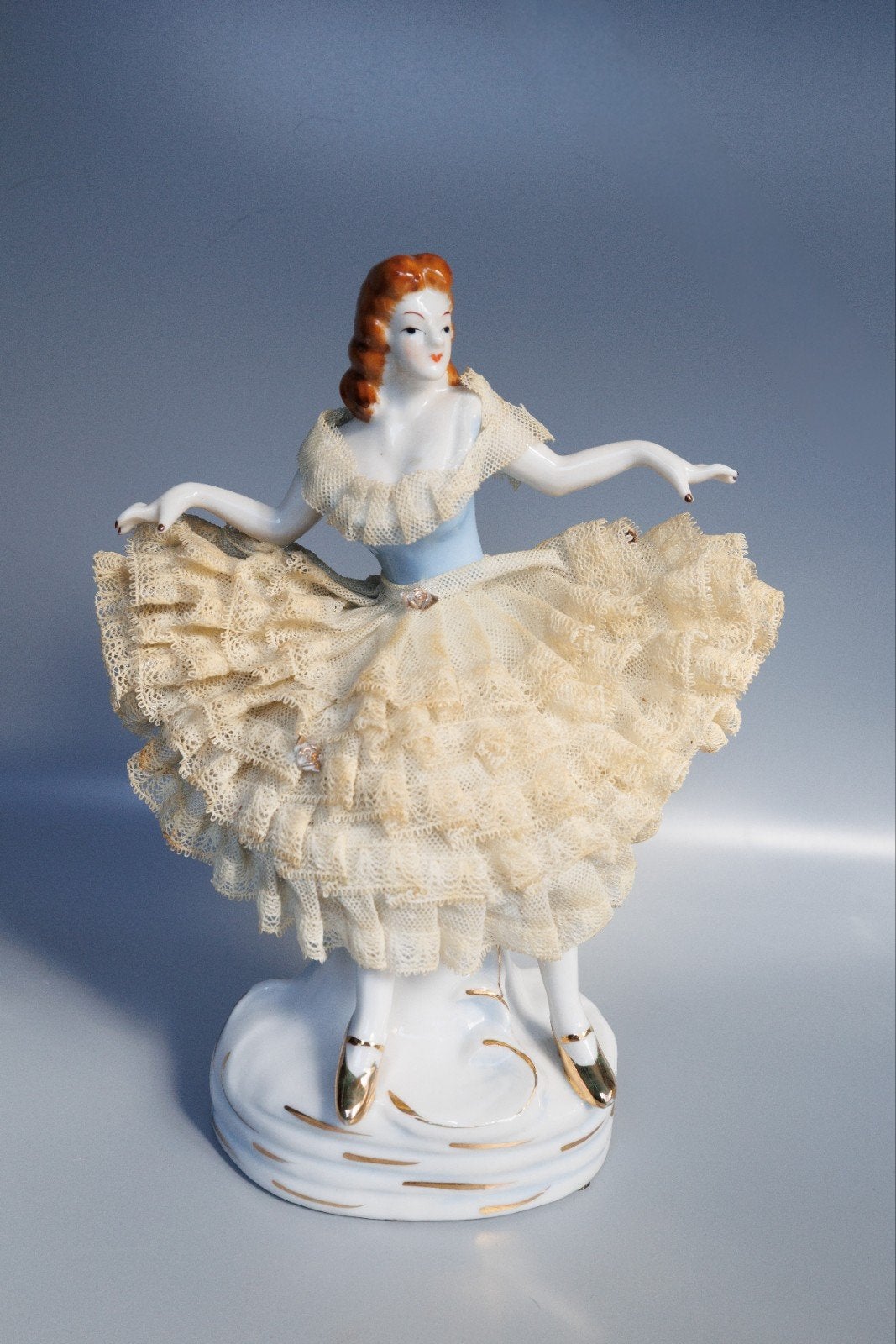 Vintage Porseleinen Beeldje Danseres met Kanten Rok, Antiek en Kunst, Ophalen of Verzenden