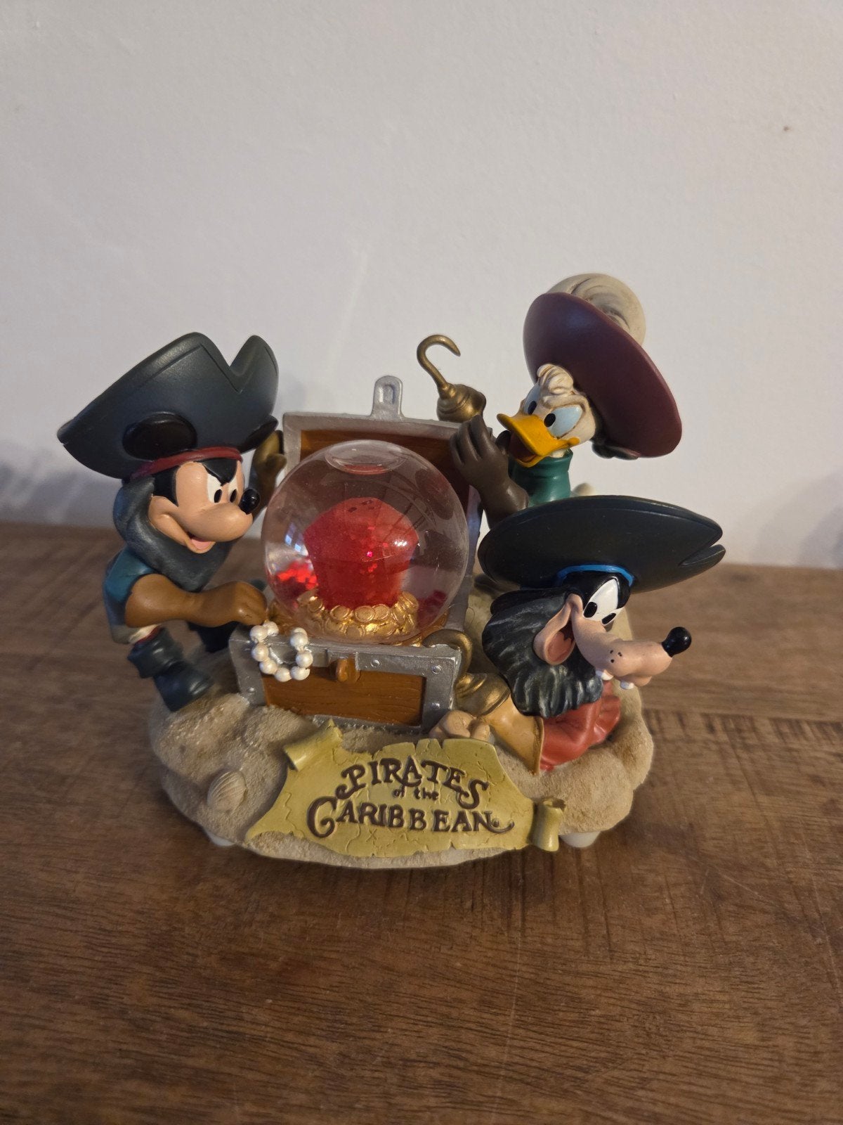 Disney Pirates of the Caribbean Snowglobe, Ophalen of Verzenden, Mickey Mouse, Zo goed als nieuw, Beeldje of Figuurtje