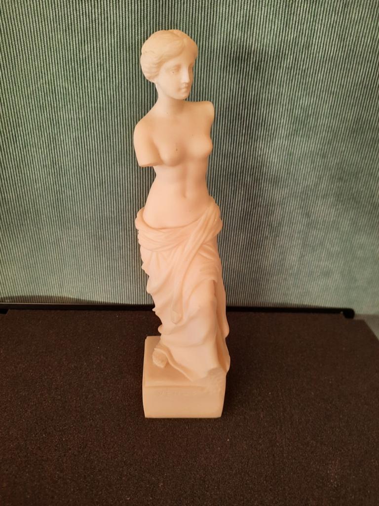 Venus van alabaster, Antiek en Kunst, Kunst | Beelden en Houtsnijwerken, Ophalen of Verzenden, Handgemaakt, 20 - 50 cm, Steen of Keramiek