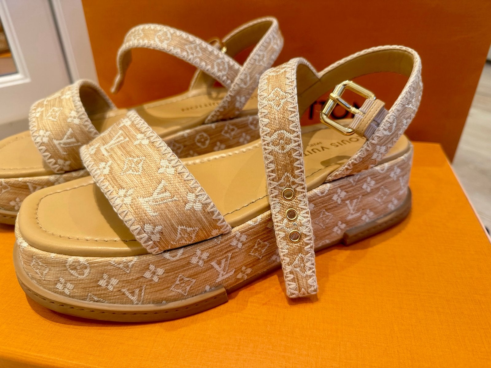 Louis Vuitton Plateau Sandalen -  als nieuw maat 40, Ophalen of Verzenden, Zo goed als nieuw, Beige, Sandalen of Muiltjes