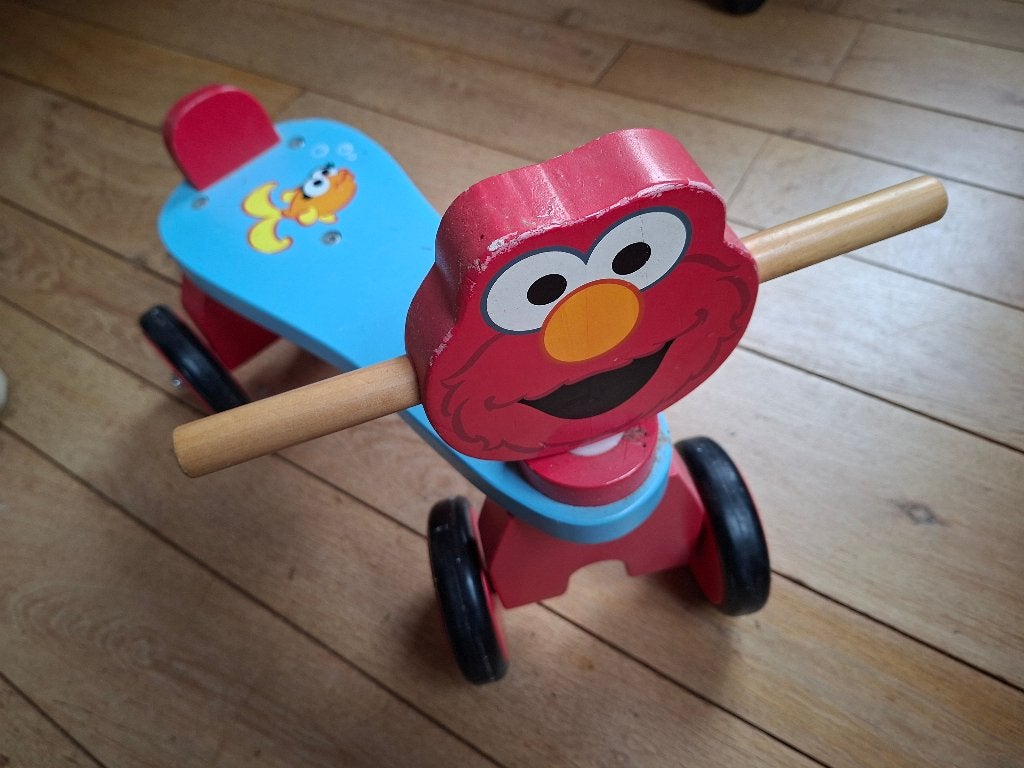 Houten Elmo loopfiets en rood hobbelpaard, Ophalen, Gebruikt