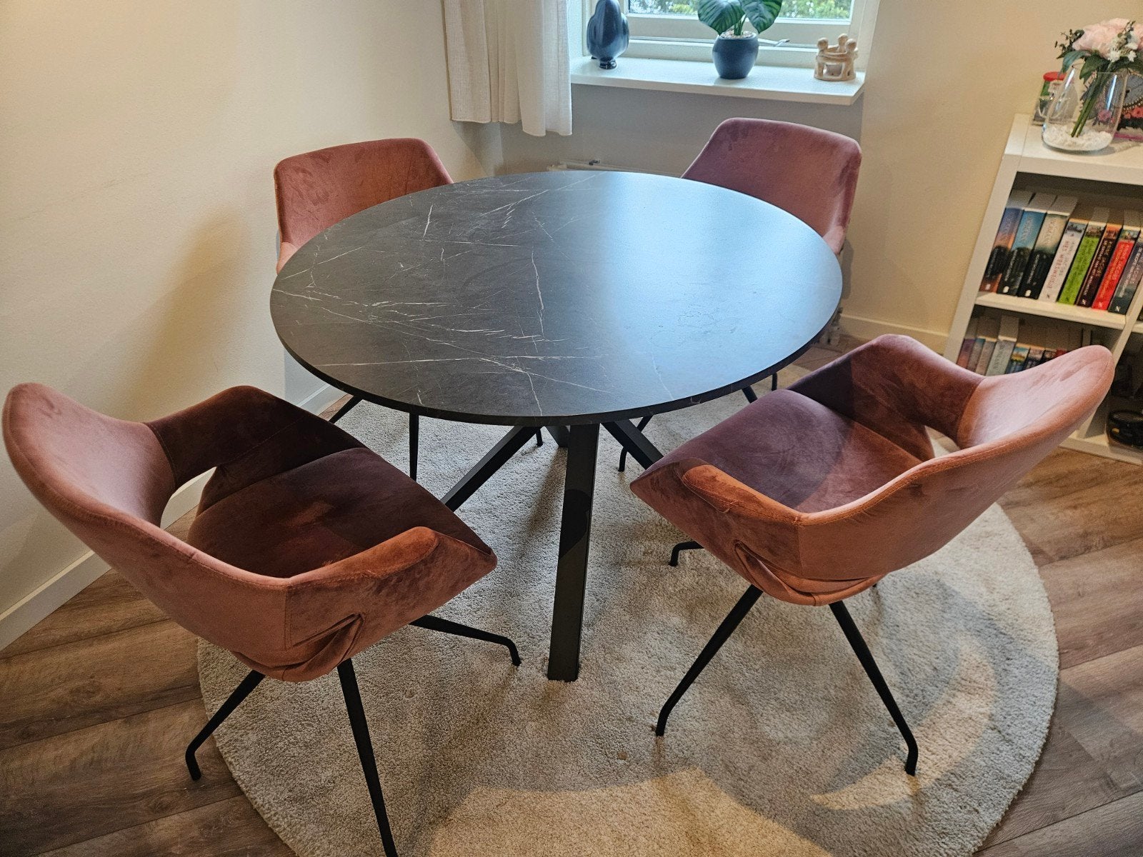 Ikea Mariedam eettafel met 4 Wehkamp Home Kevin stoelen, Huis en Inrichting, Ophalen, Rond, Zo goed als nieuw, Vier personen