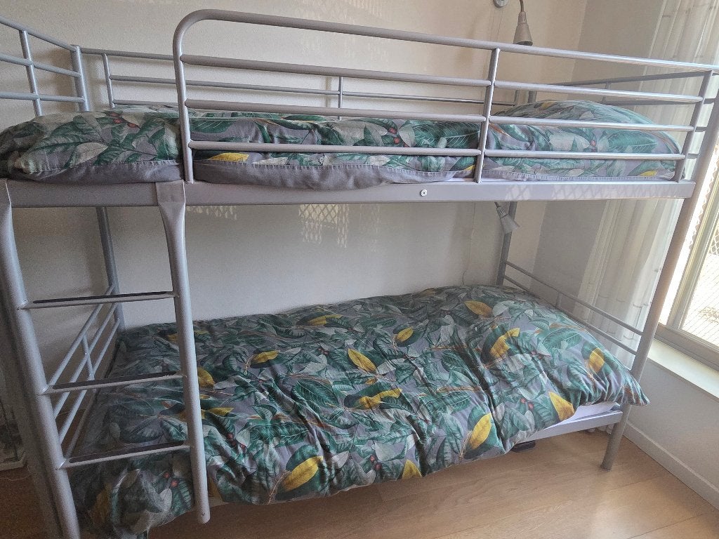 Grijs metalen Stapelbed met matrassen, Ophalen, Gebruikt, 90 cm, Tweepersoons