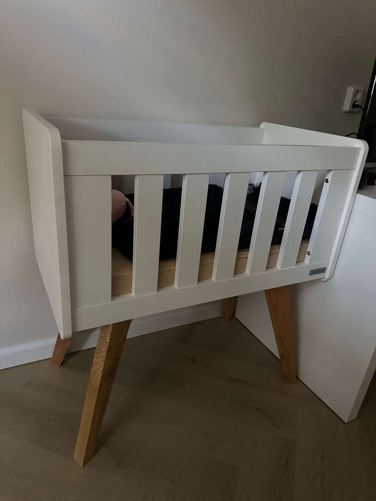 Witte Wieg met Houten Poten - Zo goed als nieuw, Kinderen en Baby's, Babywiegjes en Ledikanten, Zo goed als nieuw, Wieg, Ophalen