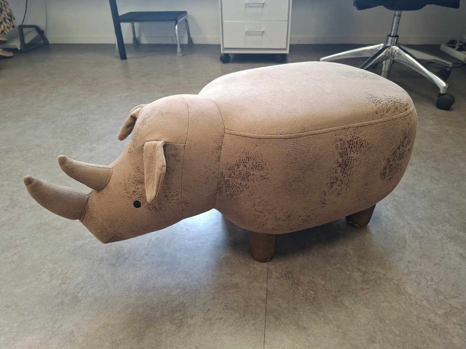 Leuke neushoorn poef/voetenbank - Zo goed als nieuw, Ophalen, Zo goed als nieuw, 50 tot 75 cm, Speels, Modern