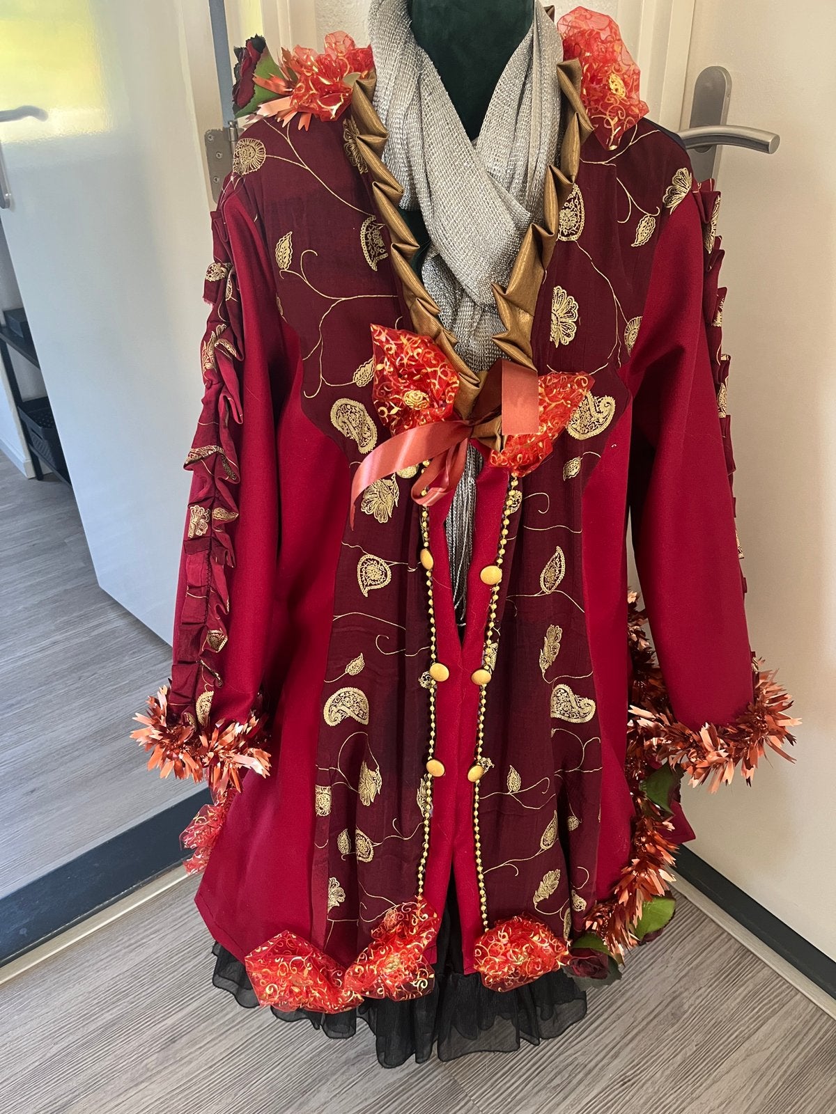 Donker rood gouden nieuwe unieke Carnavalsjas maat xxl., Carnaval, Maat 46/48 (XL) of groter, Nieuw, Ophalen of Verzenden