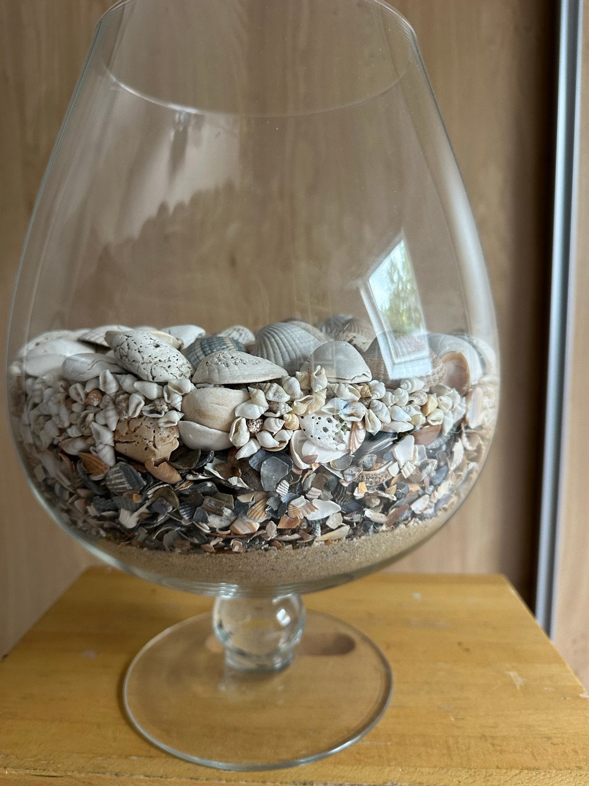 Decoratieve glazen vaas met schelpen en zand, Huis en Inrichting, Ophalen, Meerkleurig, Glas, Landelijk