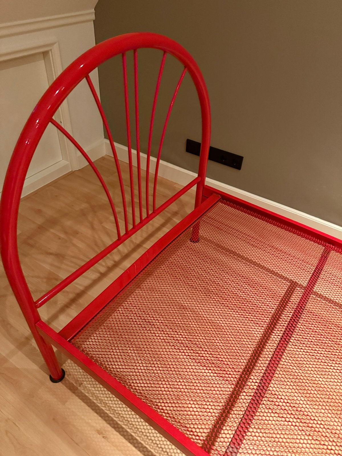 Rood metalen eenpersoonsbed (90x200 cm), Ophalen, 90 cm, Eenpersoons, Zo goed als nieuw