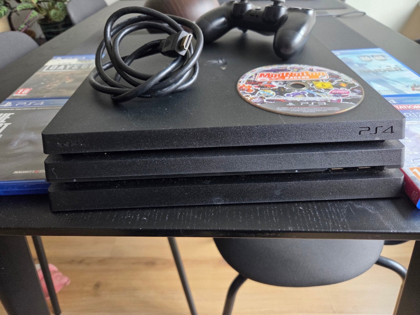 Sony PlayStation 4 Pro met controller en games