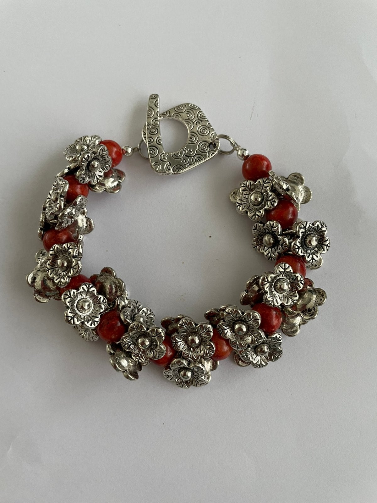 Mooie armband van bamboe koraal en verzilverd tin, Overige materialen, Nieuw, Ophalen of Verzenden, Met bedels of kralen