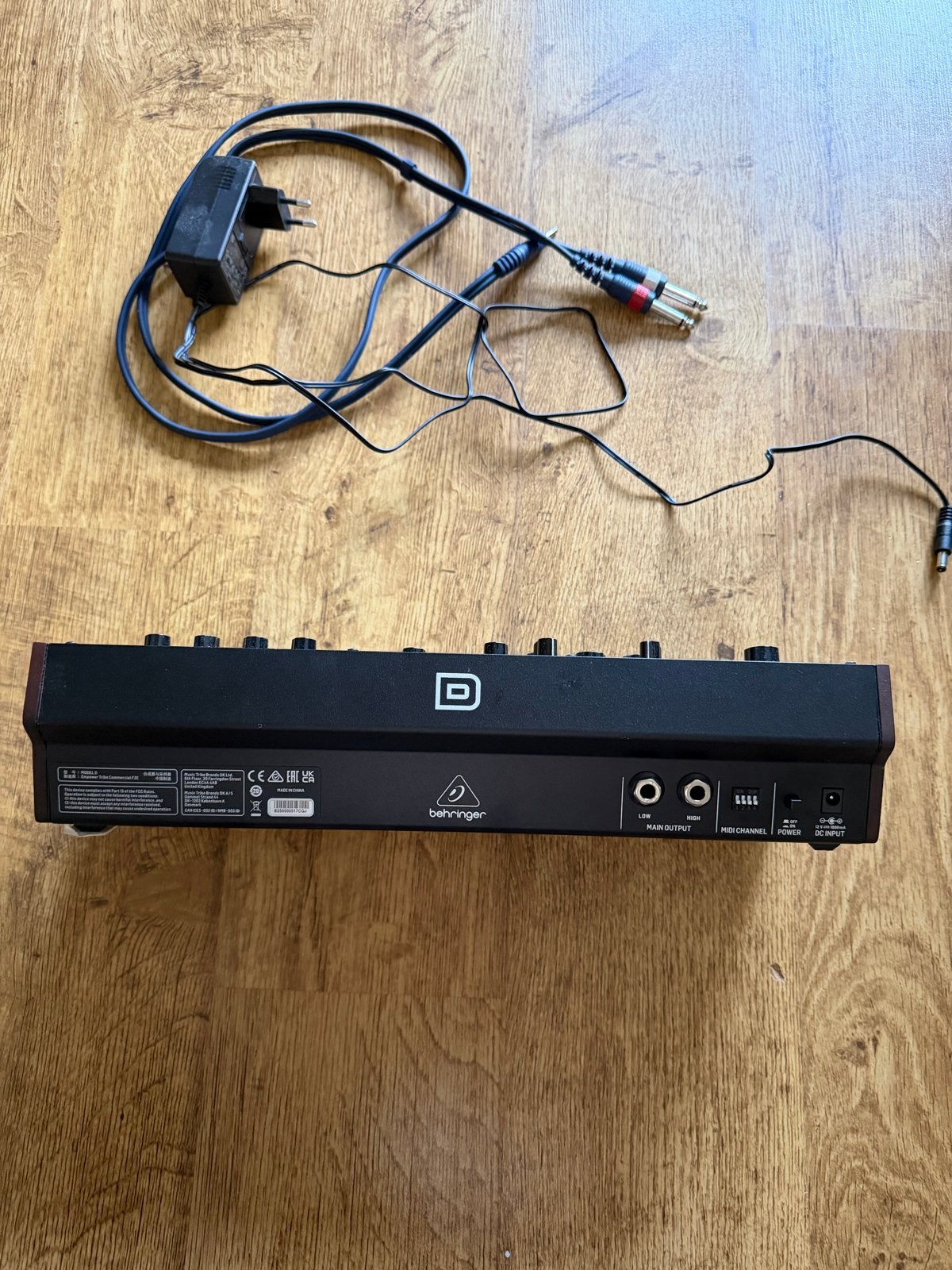 Behringer Model D Synthesizer met kabels - Zo goed als nieuw, Overige merken, Zo goed als nieuw, Met midi-aansluiting, Overige aantallen