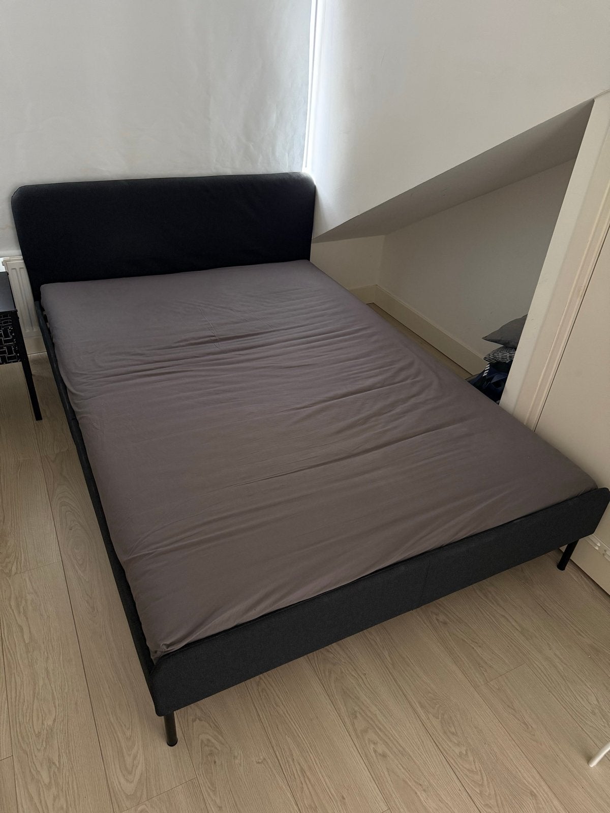 IKEA SLATTUM tweepersoonsbed (donkergrijs) + matras, Gebruikt, Tweepersoons, 200 cm, 140 cm