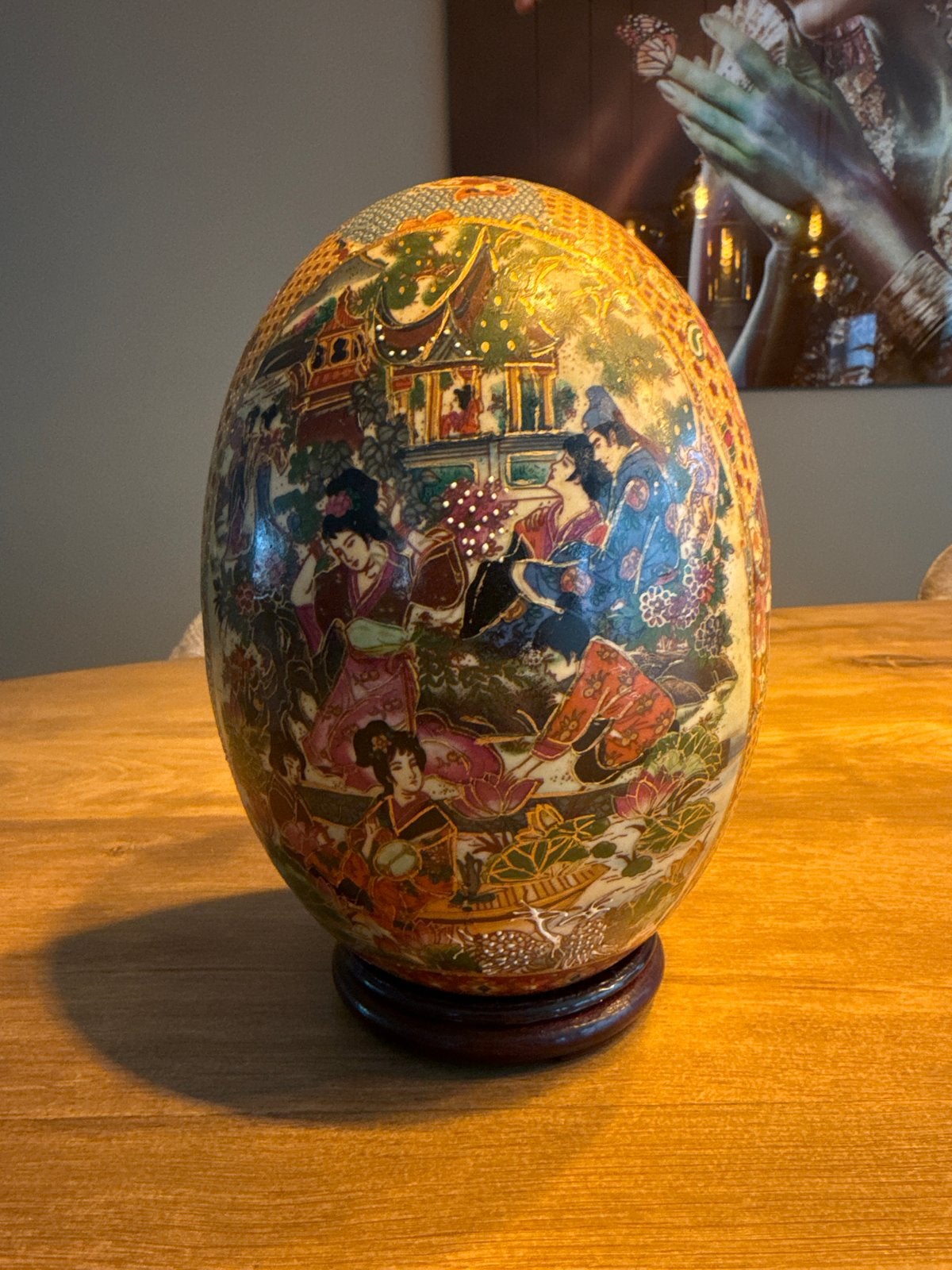 Decoratief Chinees ei op standaard - Handgeschilderd, Antiek en Kunst, Overige typen, China, Meerkleurig, Geschilderd