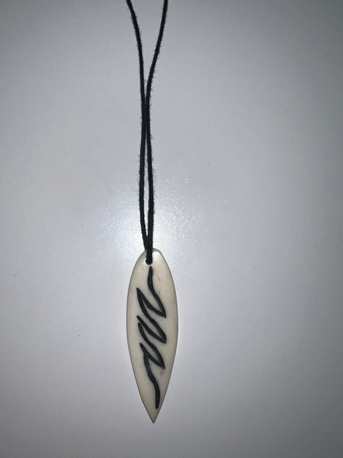 Surfplank ketting Maori stijl - Runderbot hanger, Beige, Nieuw, Ophalen of Verzenden, Overige materialen