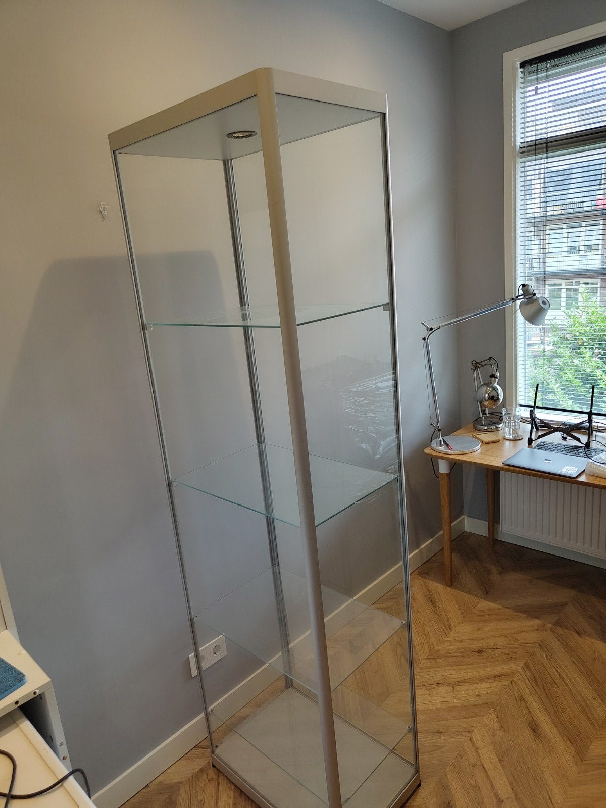Glazen vitrinekast met verlichting en glazen planken, Huis en Inrichting, Kasten | Vitrinekasten, Ophalen, 50 tot 100 cm, Glas