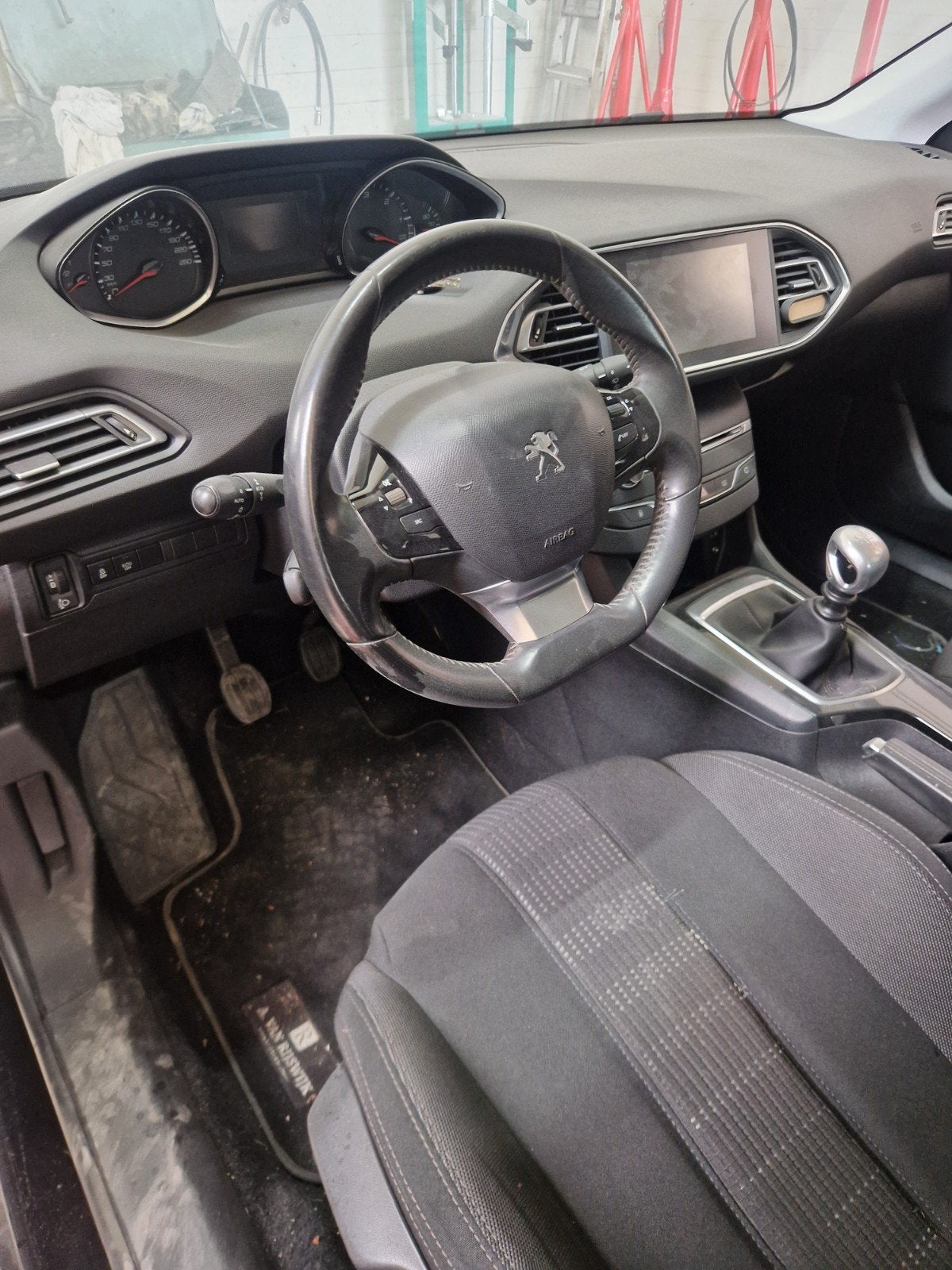 Peugeot 308 1.6 E-hdi 88 KW SW 2015 Zwart, Auto's, Voorwielaandrijving, 680 kg, 4 cilinders, Zwart