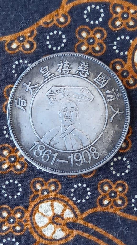 Mooie Chinese portret en draak munt van zilverbrons 4,4 cm., Antiek en Kunst, Zilver, China, Ophalen of Verzenden, Brons