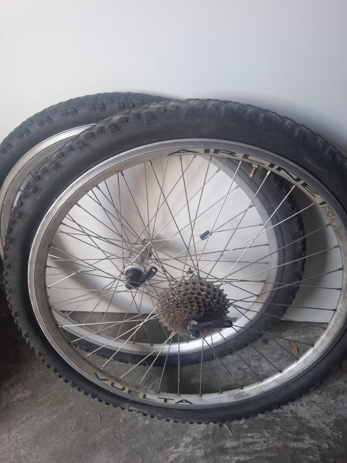 26 inch fietswielen met banden en cassette, Fietsen en Brommers, Fietsonderdelen, Gebruikt, Aluminium, Mountainbike, Ophalen