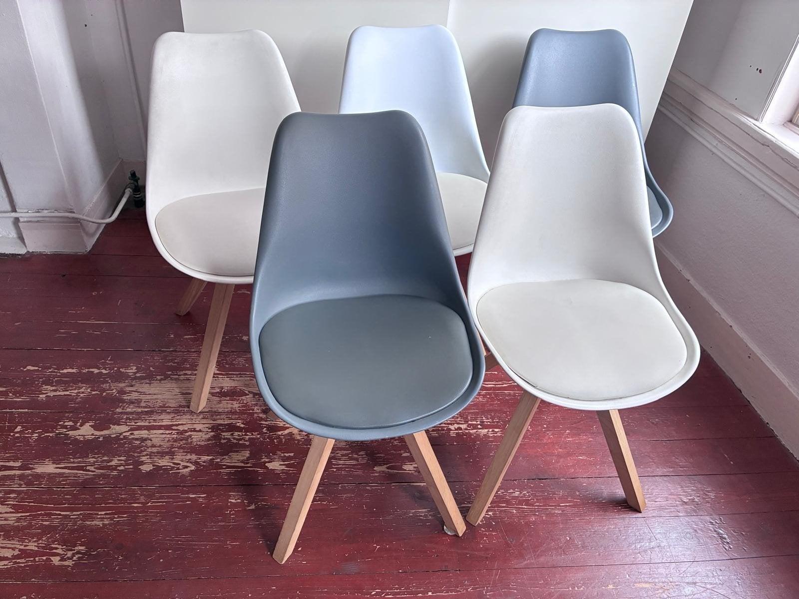 Set van 5 Eames-stijl stoelen met houten poten, Huis en Inrichting, Gebruikt, Overige kleuren, Modern, Eames-stijl, Vijf, Zes of meer stoelen