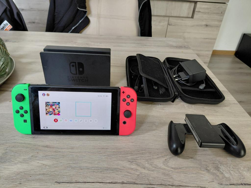 Goed werkende Nintendo Switch met accessoires, Ophalen, Zo goed als nieuw, Met 2 controllers