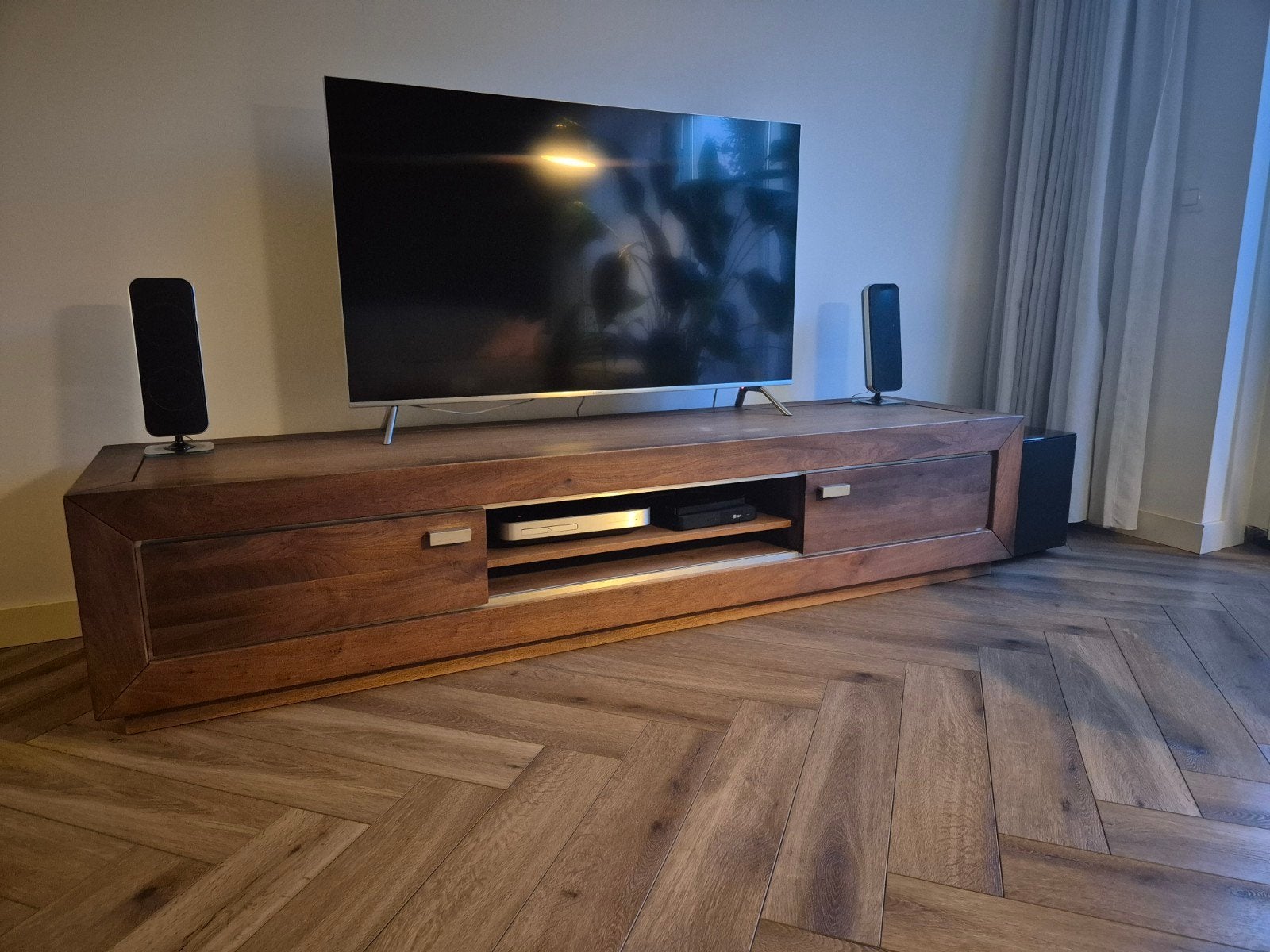 Walnoot TV-meubel - 260x40cm - Zware kwaliteit, Ophalen, Zo goed als nieuw, 200 cm of meer, Minder dan 100 cm