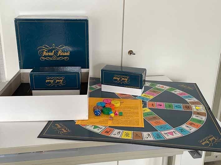 Trivial Pursuit 2e "Genus"editie, Hobby en Vrije tijd, Vijf spelers of meer, Ophalen of Verzenden, Zo goed als nieuw