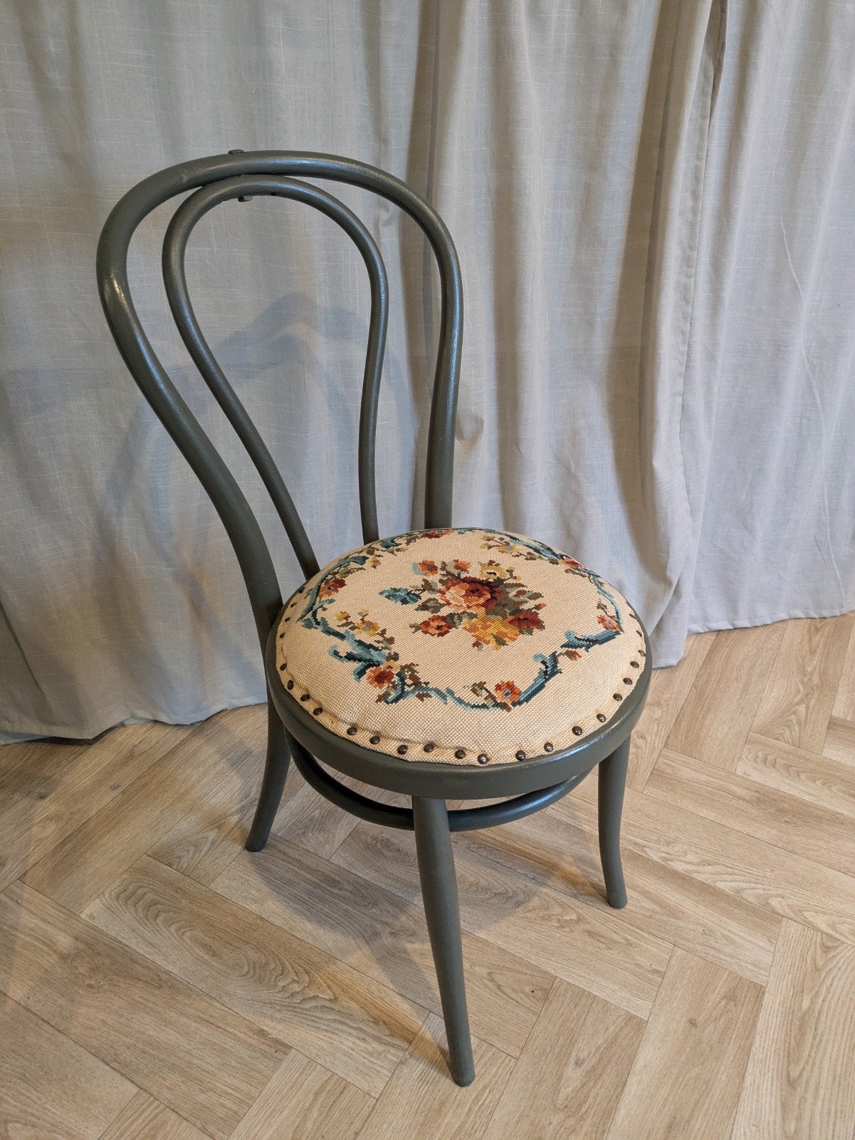 Vintage Thonet-stijl stoel met geborduurde bloemen, Ophalen
