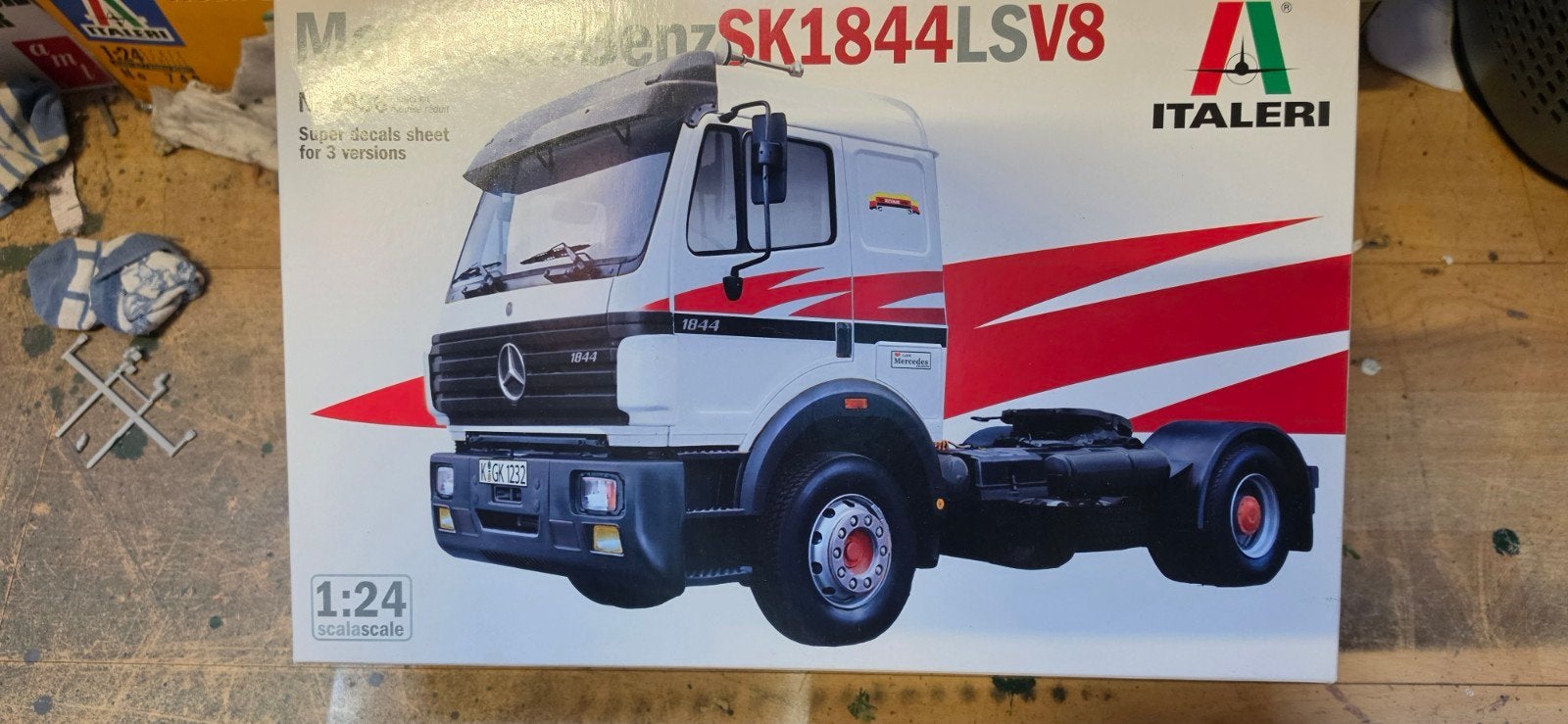 Italeri Mercedes-Benz SK1844LSV8 Truck Modelbouw, Hobby en Vrije tijd, Italeri, 1:32 tot 1:50, Nieuw, Ophalen of Verzenden