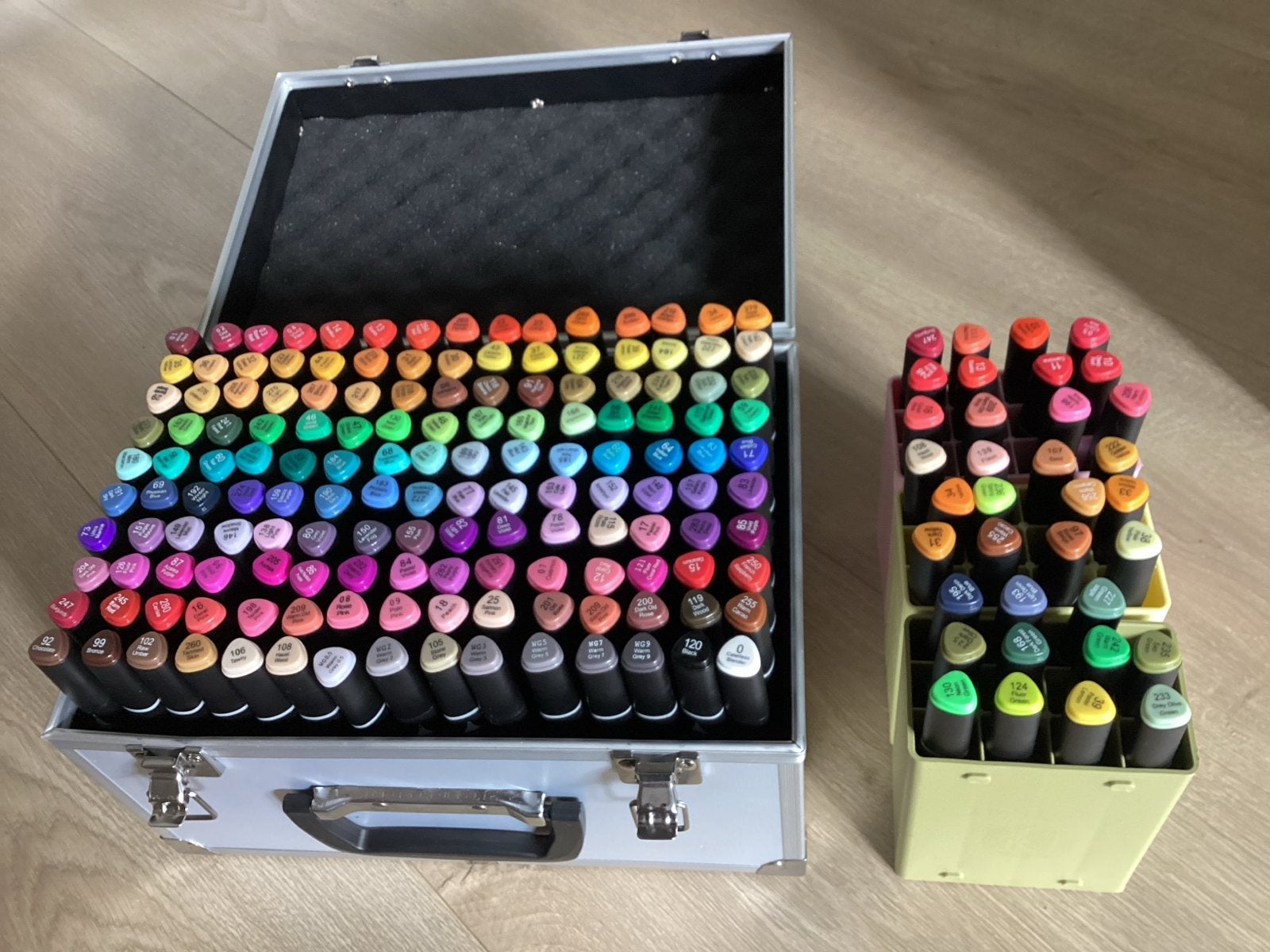 DecoTime 150 Twin Markers in koffer - en 35 losse stiften, Ophalen of Verzenden, Zo goed als nieuw, Potlood of Stift