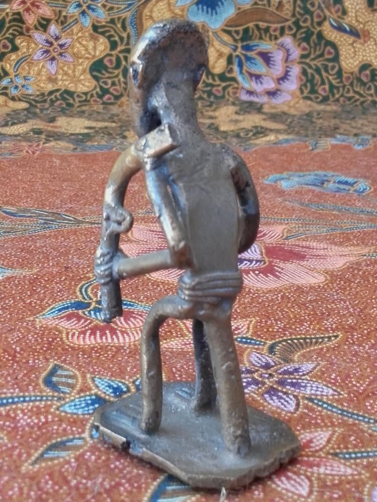 Mooi antiek brons beeldje uit Afrika van een krijger 8,2 cm., Ophalen of Verzenden