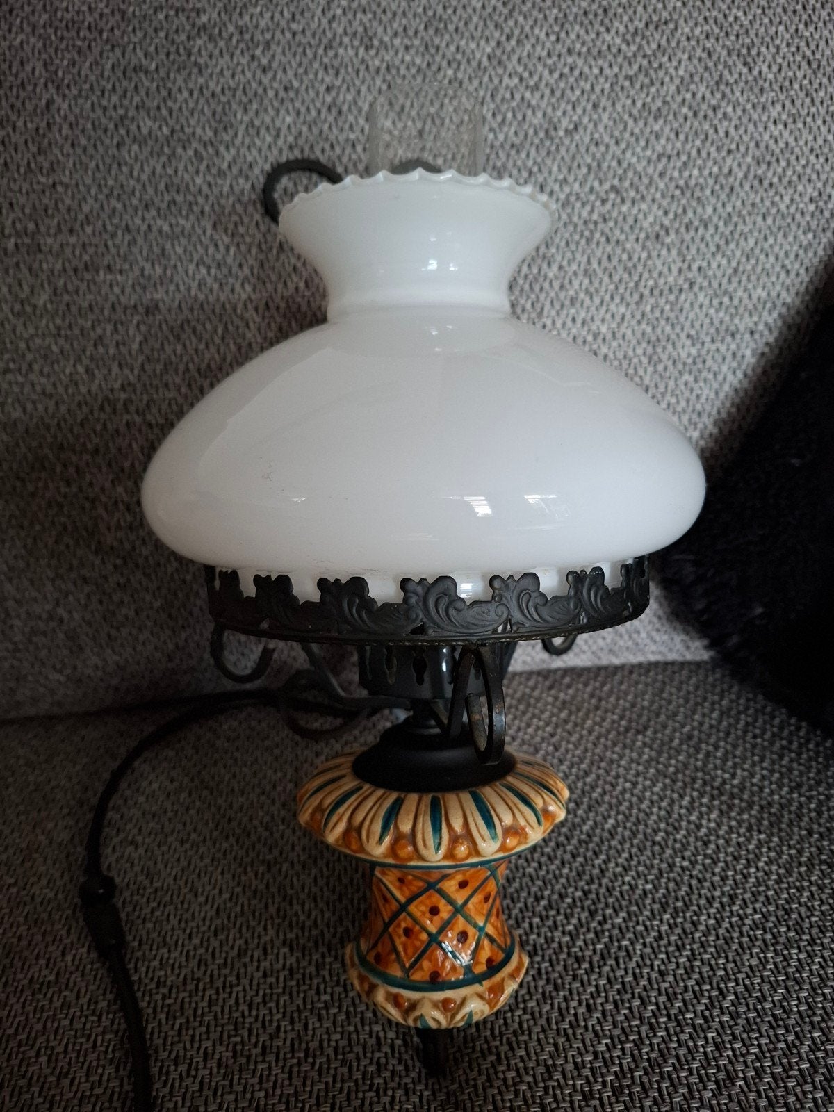 Wandlamp met Handbeschilderde Voet en glazen kap., Ophalen
