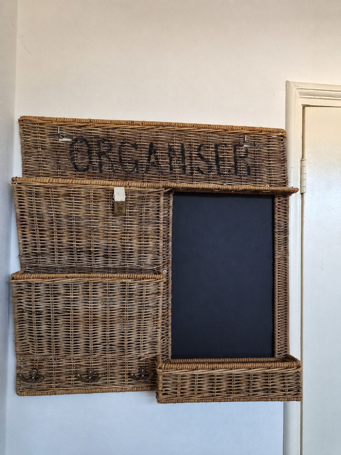 Rivièra Maison Organizer van riet met krijtbord, Ophalen, Natuurlijk materiaal, Bruin, Landelijk