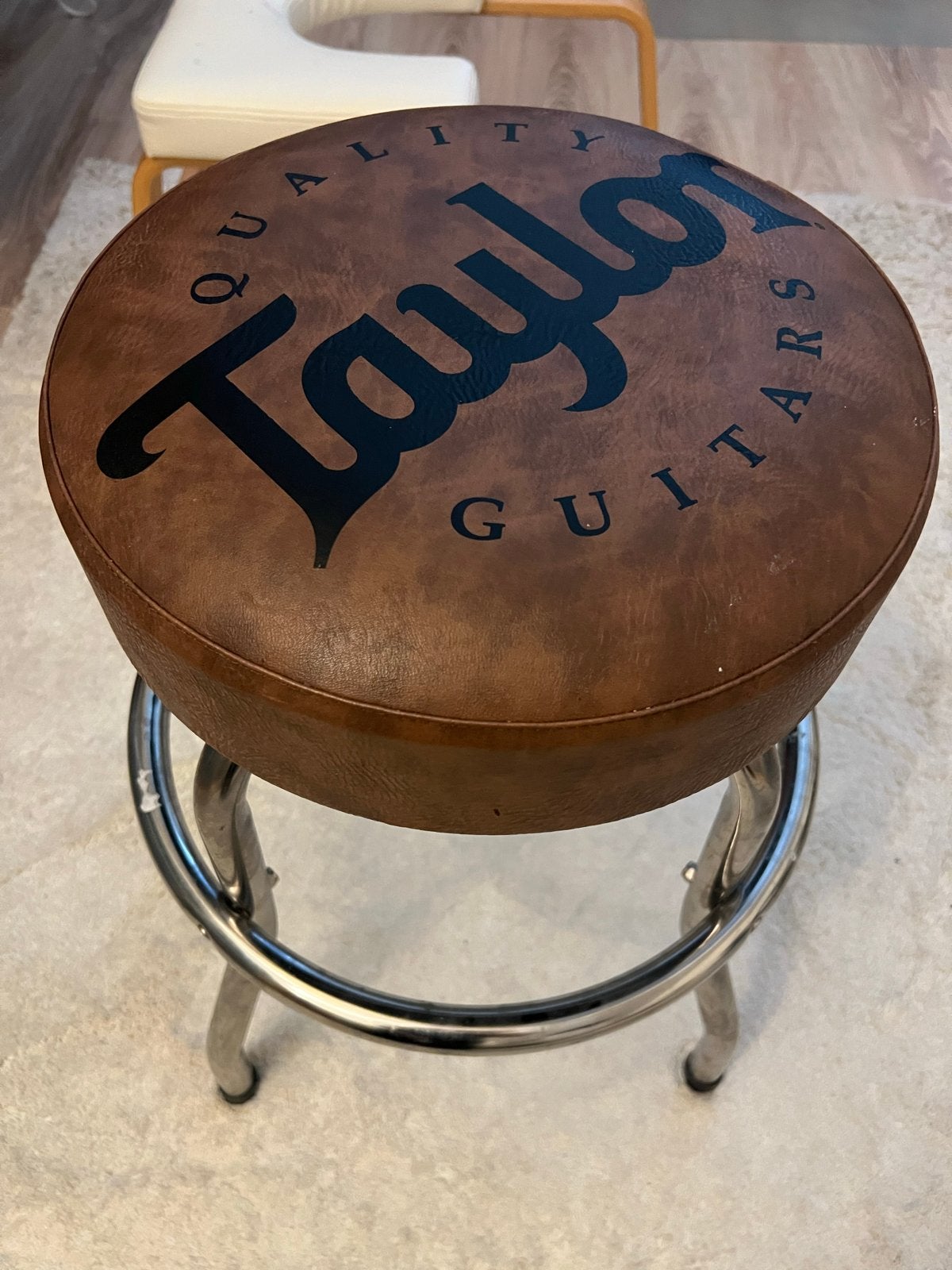 Taylor Gitaar kruk/ barkruk - Bruin met logo, 1 kruk, Ophalen of Verzenden, Zo goed als nieuw, 60 tot 90 cm