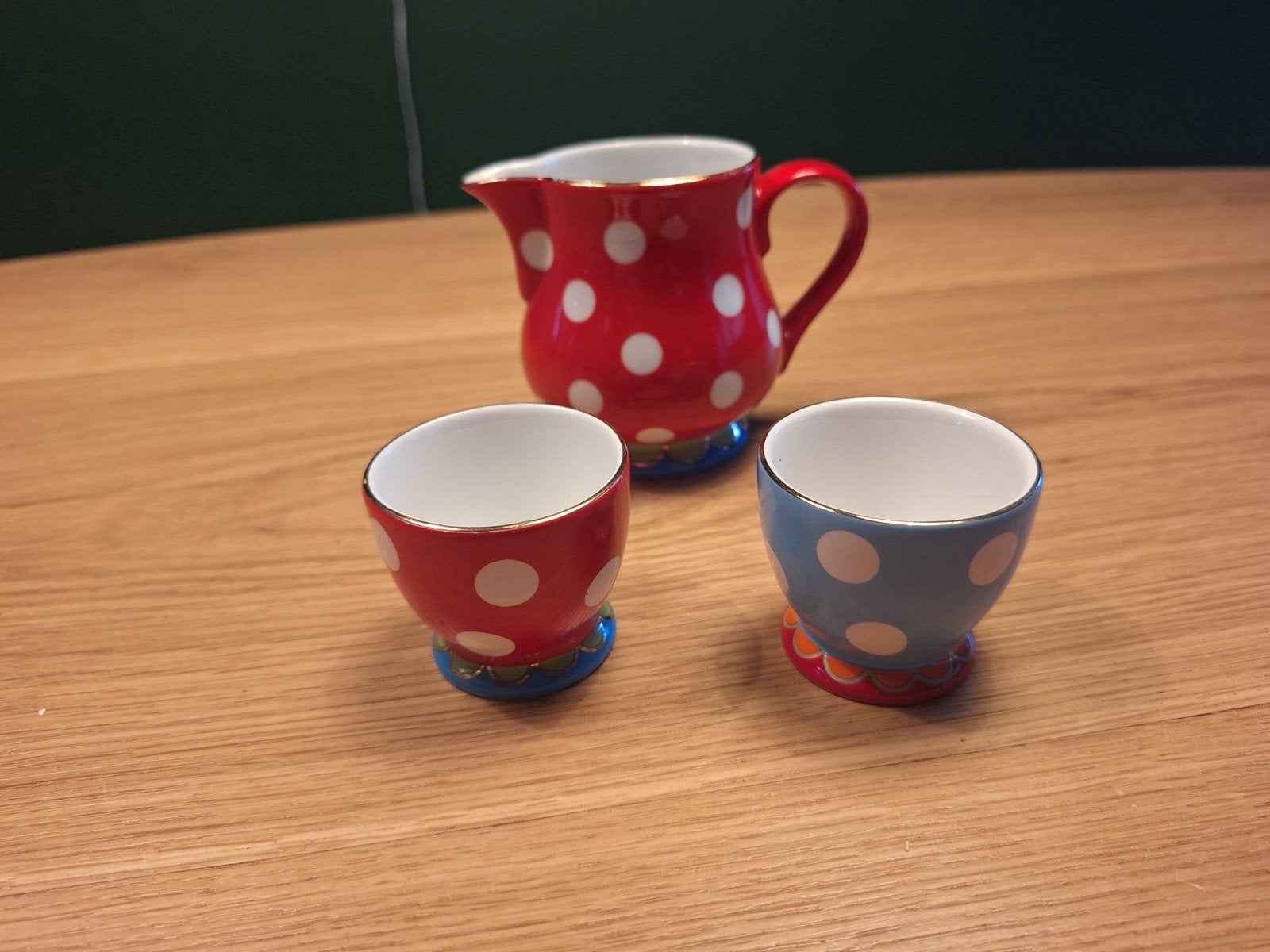 Olily Douwe Egberts melkkannetje en 2 eierdopjes, Huis en Inrichting, Overige merken, Overige typen, Ophalen of Verzenden, Zo goed als nieuw