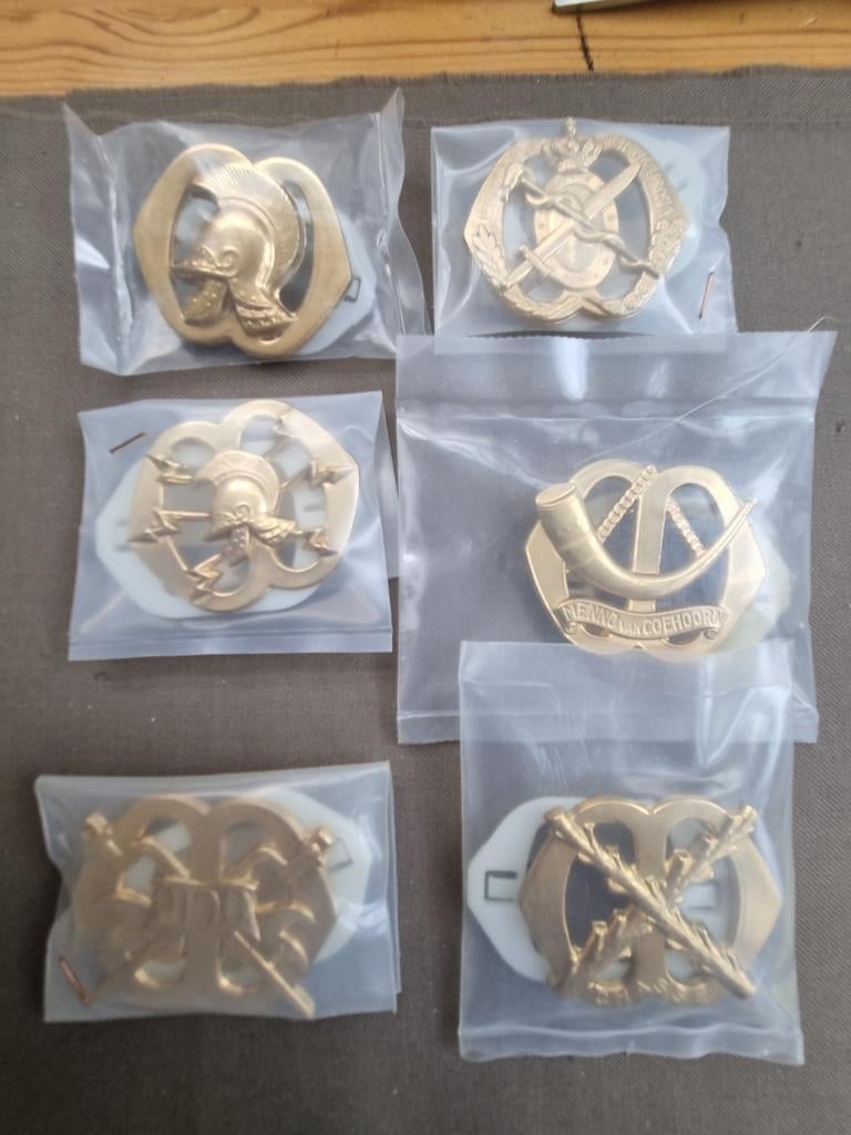 6 baretemblemen nieuw (natosluiting), Verzamelen, Ophalen of Verzenden, Landmacht, Nederland, Embleem of Badge