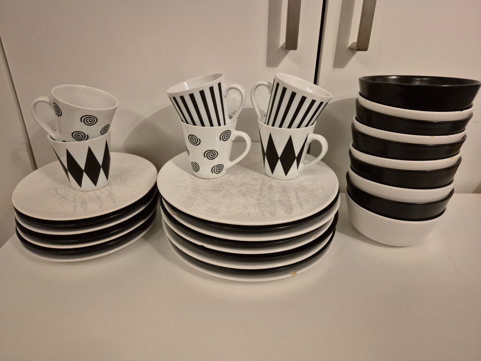 Zwart-wit servies set - borden, kommen en kopjes, Huis en Inrichting, Ophalen, Gebruikt, Keramiek, Modern