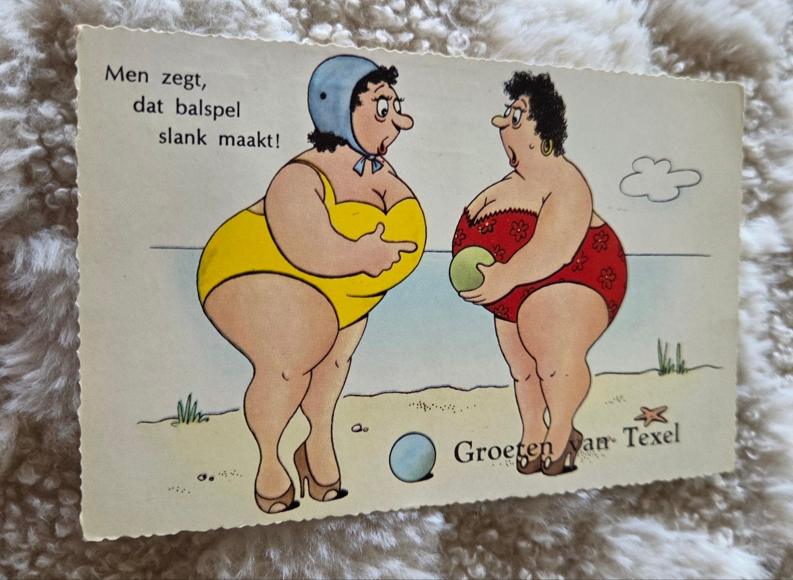 'Groeten van Texel' - Humoristische dikke dames in badpak, Verzamelen, Verzenden, 1960 tot 1980, Gelopen, Overige thema's