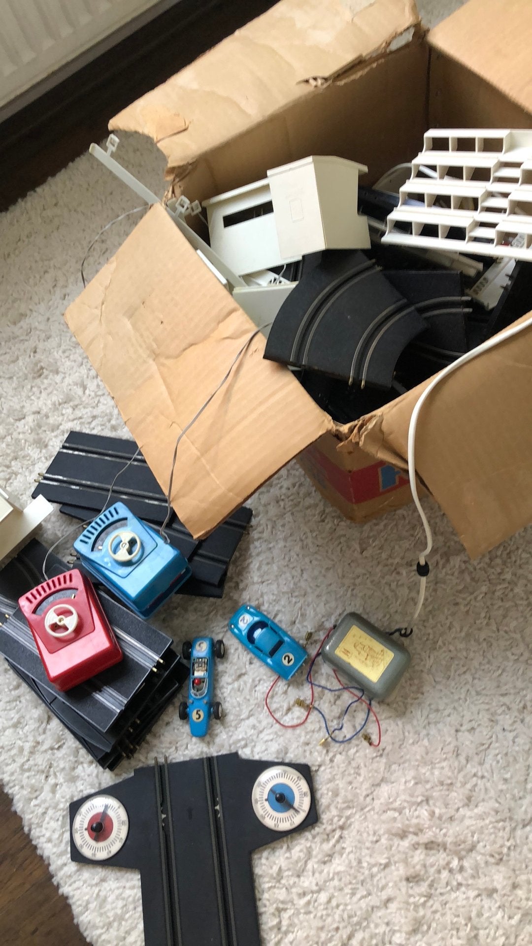Te koop doos met race baan items autos etc, Ophalen, Zo goed als nieuw, Elektrisch, Overige merken