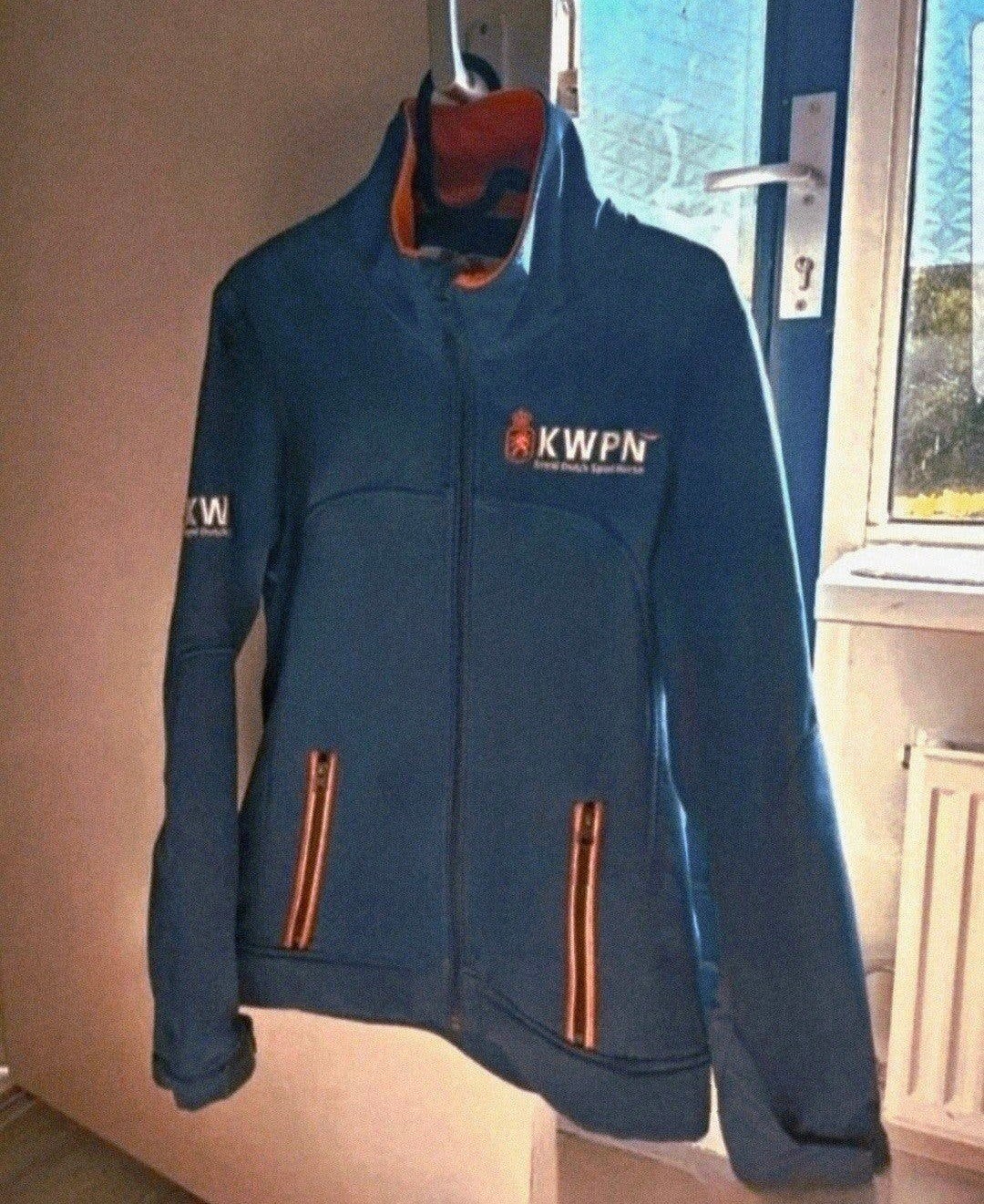 NIEUW KWPN Softshelljack met fleece voering XS valt als S, Dieren en Toebehoren, Paardrijkleding, Blauw, Overige merken, Nieuw