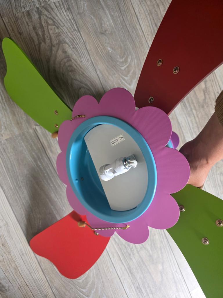 Kleurrijke kinder plafondventilator met bloemdesign, Huis en Inrichting, Lampen | Overige, Ophalen of Verzenden, Gebruikt, Speels, kleurrijk, bloemdesign