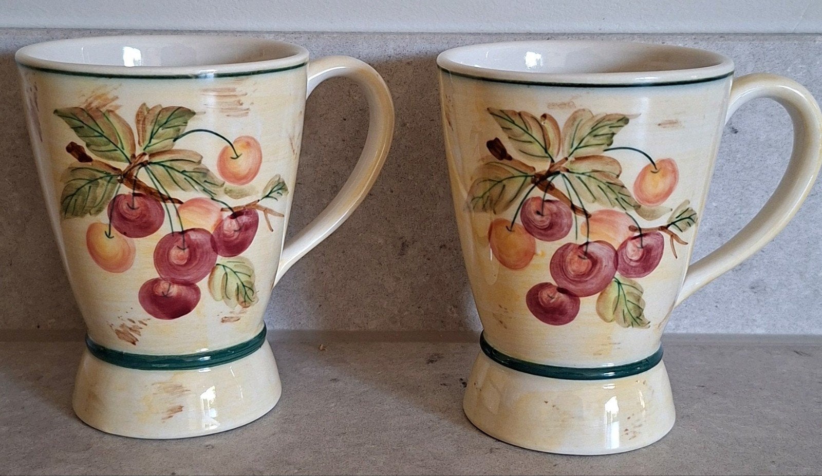 Vintage Vic’s handbeschilderde mokken met kersenmotief, Ophalen of Verzenden, Keramiek, Overige stijlen, Kop(pen) en/of Schotel(s)