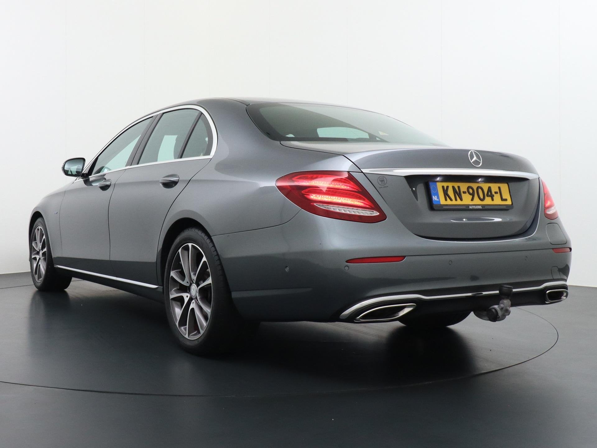 Mercedes-Benz E-klasse 350 e Avantgarde Trekhaak Widescreen, Auto's, Automaat, Achterwielaandrijving, Gebruikt, Leder en Stof