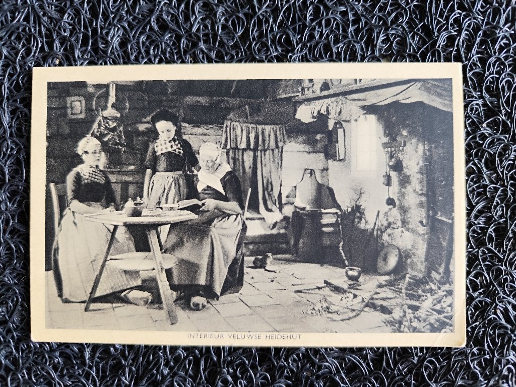 VROUWEN IN KLEDERDRACHT AAN TAFEL - VELUWE, Verzamelen, Ansichtkaarten | Nederland, Ophalen of Verzenden, 1920 tot 1940, Ongelopen
