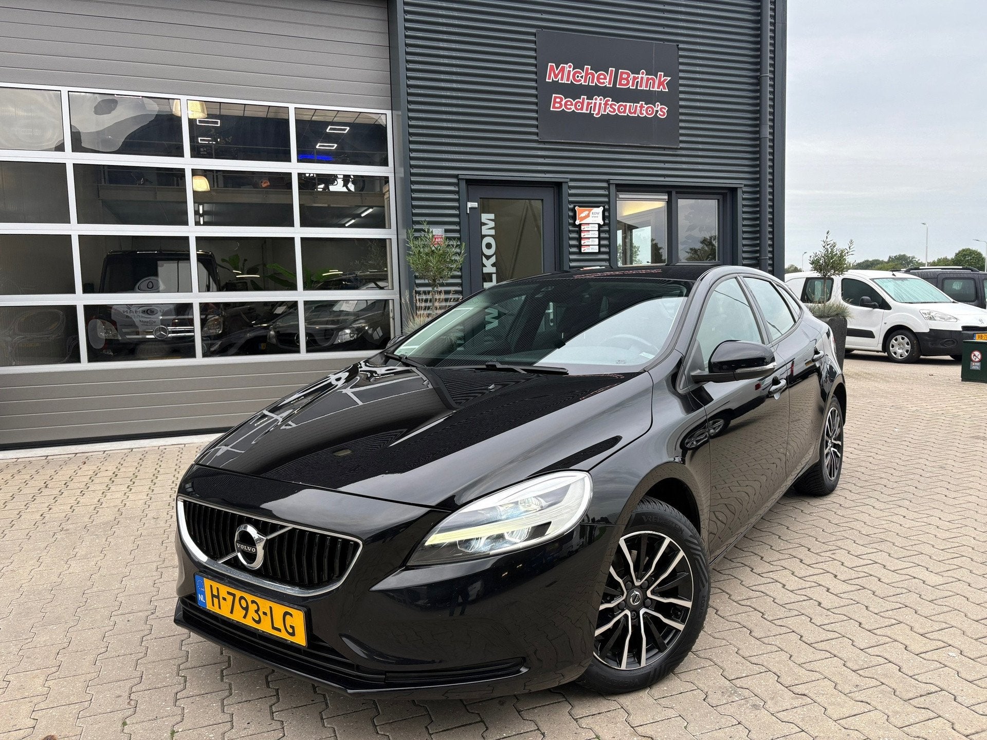 Volvo V40 2.0 D2 Momentum Navigatie, Auto's, Voorwielaandrijving, Dealer onderhouden, Stof, Gebruikt