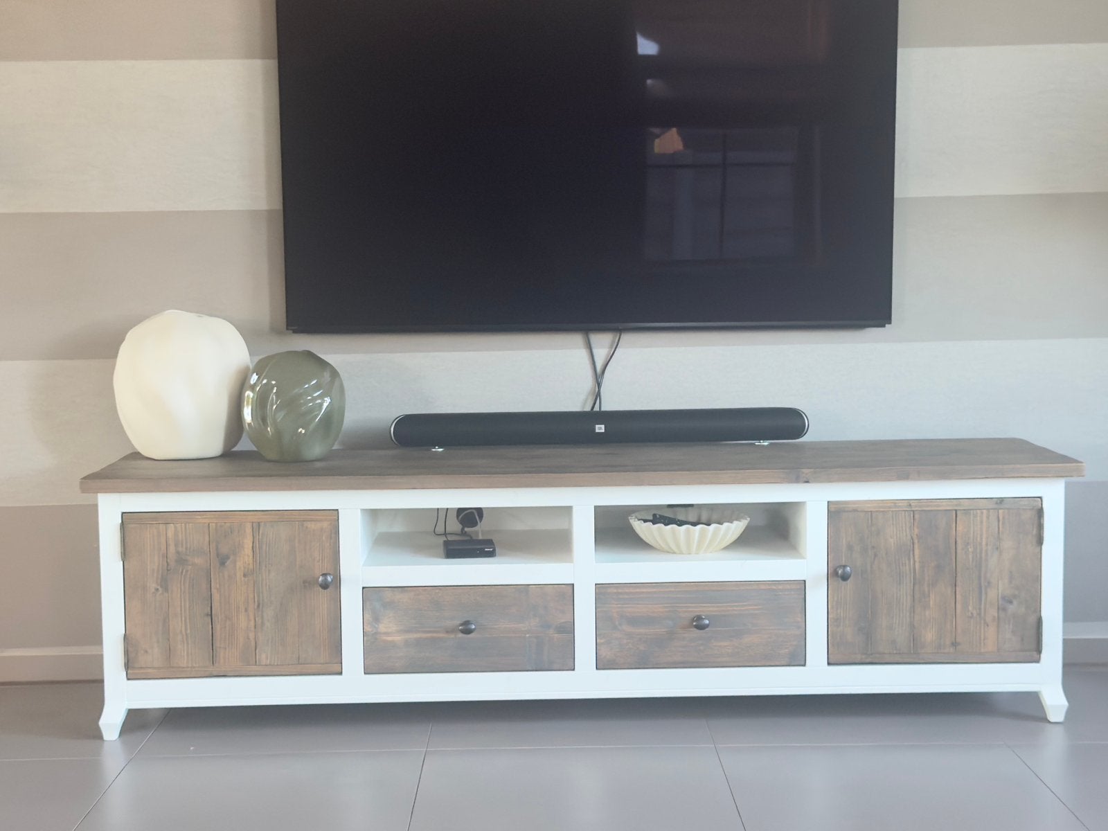 Foto 2 van Prachtige landelijke TV-kast – wit met walnootkleurig hout