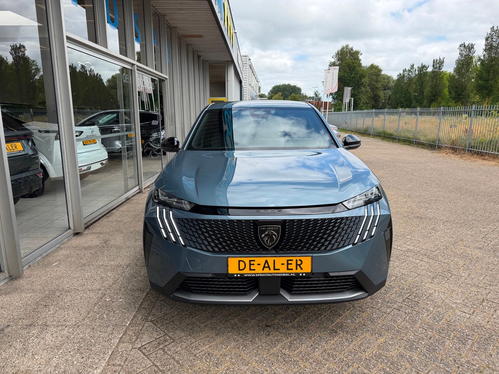 Peugeot 3008 1.2 Hybrid 145 Allure CARPLAY , CAMERA, 145 pk, Gebruikt, Zwart, 1199 cc