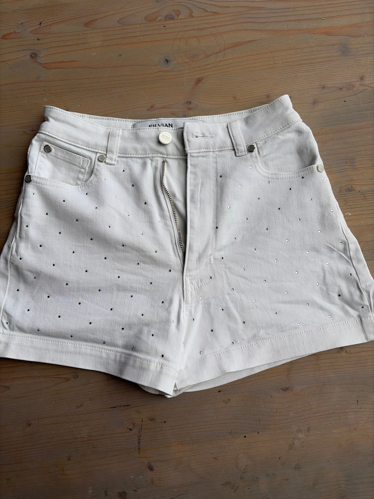 Silvian Heach witte denim shorts met studs, Kleding | Dames, Broeken en Pantalons, Kort, Wit, Ophalen of Verzenden, Zo goed als nieuw