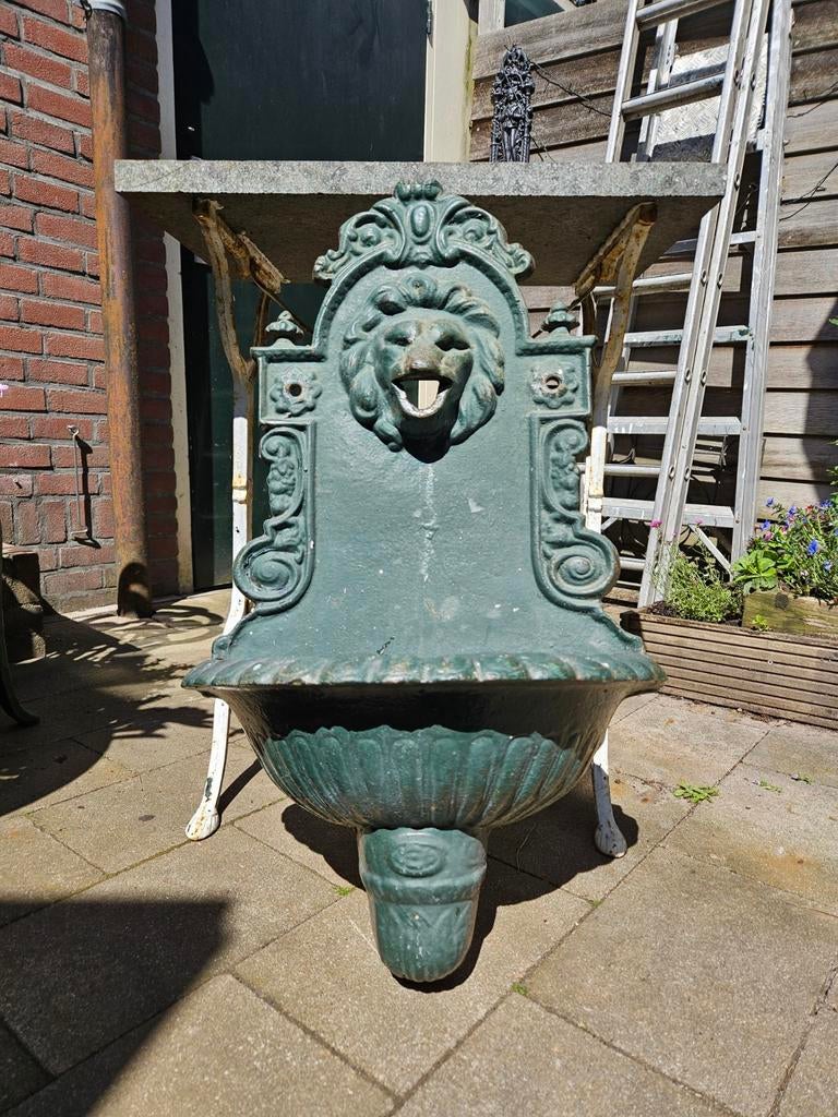 Mooie gietijzeren muurfontein met leeuwenkop, Tuin en Terras, Waterpartijen en Fonteinen, Overige typen, Gietijzer, Ophalen of Verzenden
